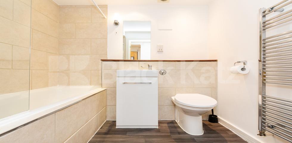 			LOCATION LOCATION LOCATION !!!, 2 Bedroom, 2 bath, 1 reception Apartment			 Farringdon Road EC1R, CLARKENWELL / FARRINGDON